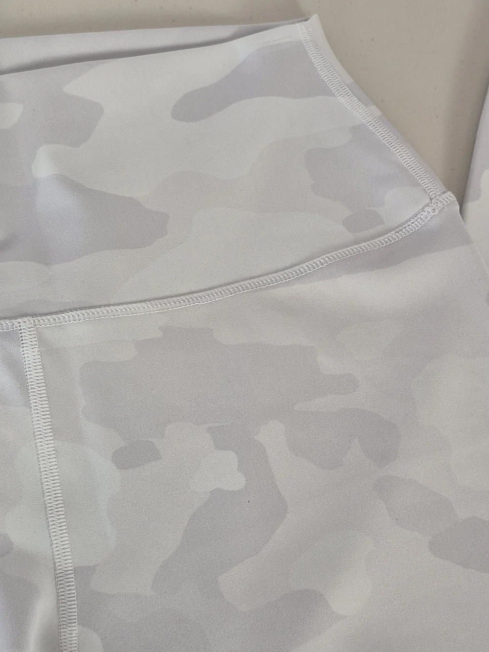 Alo Yoga High-Waist Vapor Leggings White Camouflage - Size M